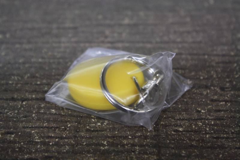 lot 110 image: 100pc Yellow Keychain Light - New