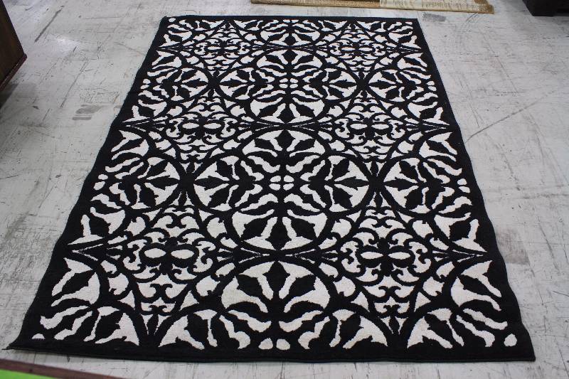 lot 109 image: 5 x 7 Black & White Design Rug