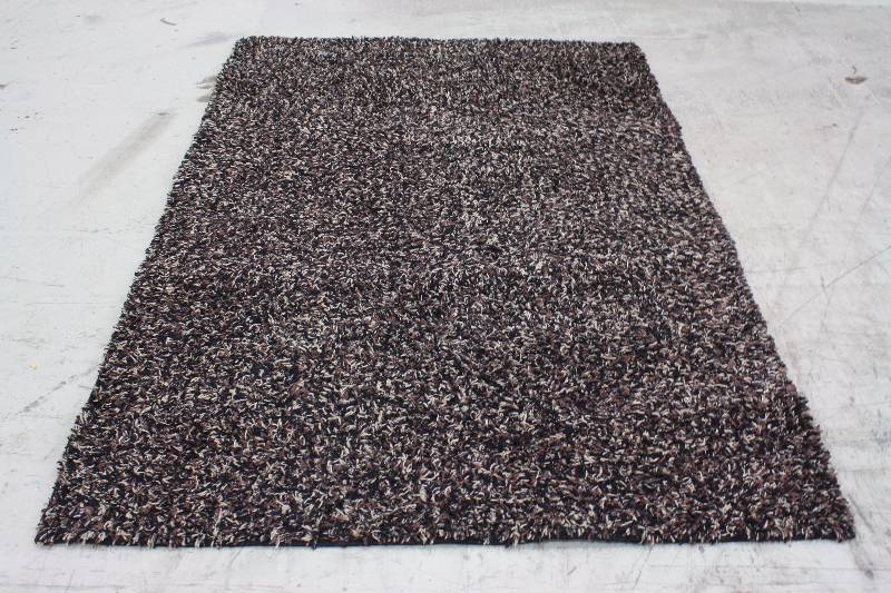 lot 146 image: 5 x 7 Area Rug