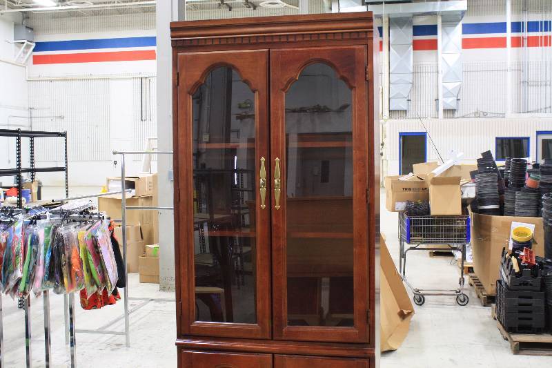 lot 137 image: Lighted Wall Storage & Cabinet Display