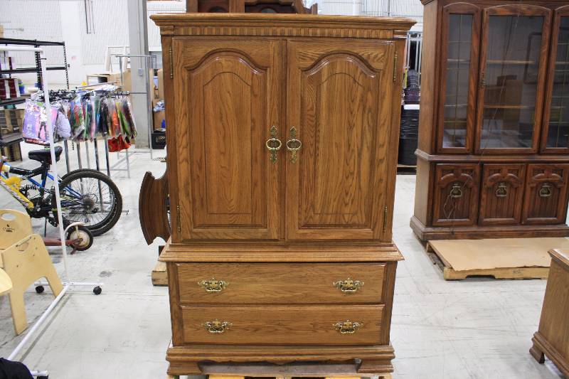 lot 164 image: Kincaid Solid wood Armoire