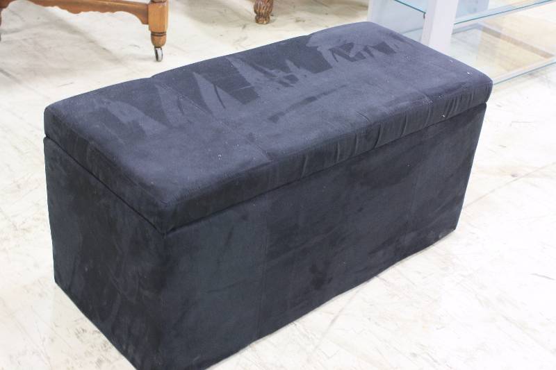 lot 171 image: Black Storage Bench
