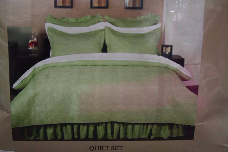 lot 29 image: Home Decor Quilt Set - New