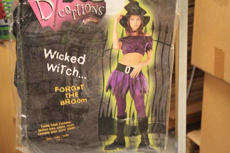 lot 206 image: Wicked Witch Young Adult Costume New Size 7-9