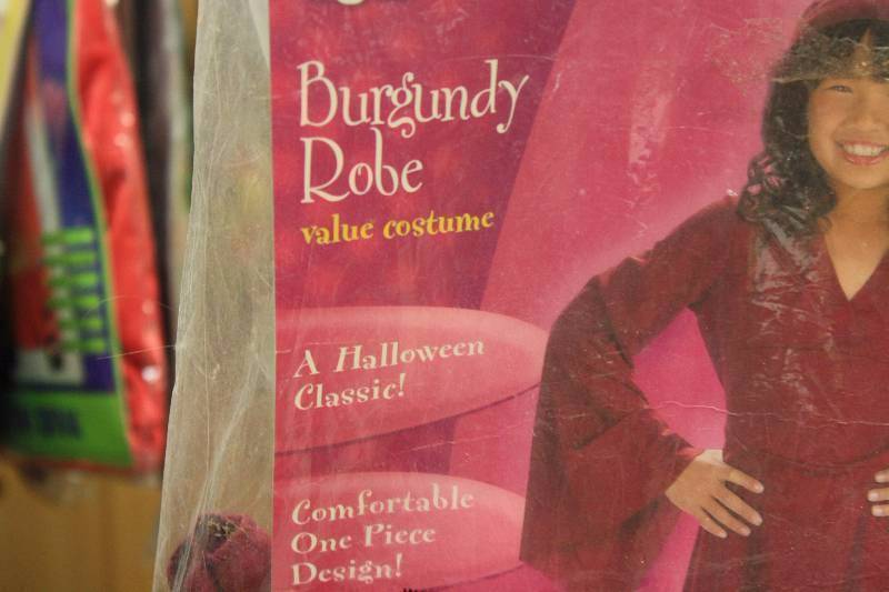 lot 220 image: Burgundy Robe Kids Costume Size 7-10