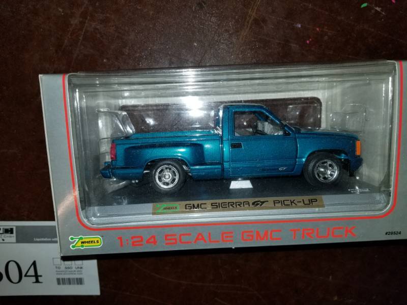 lot 304 image: Zwheels Pacesetters Special 124 Scale Die Cast Metal GMC Sierra GT Pick-up