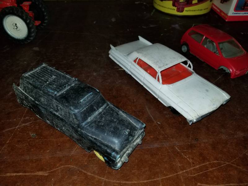 lot 325 image: Scale Plastic Cars