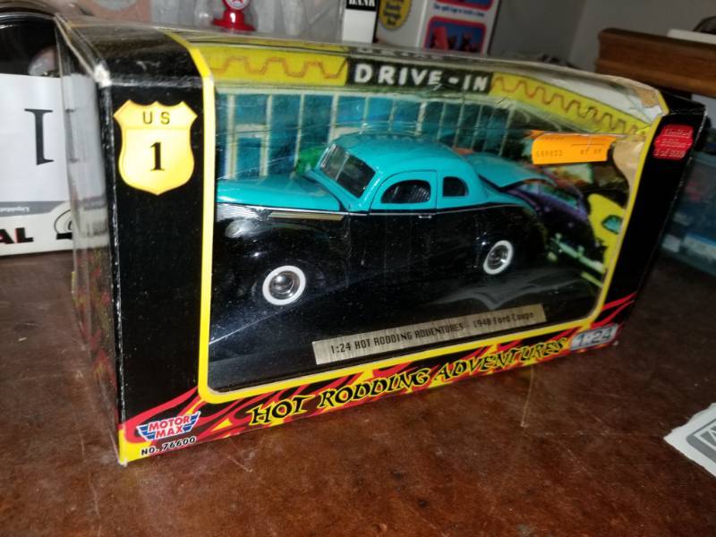 lot 320 image: Motor Max 124 Scale Die Cast Metal 1943 Ford Coupe