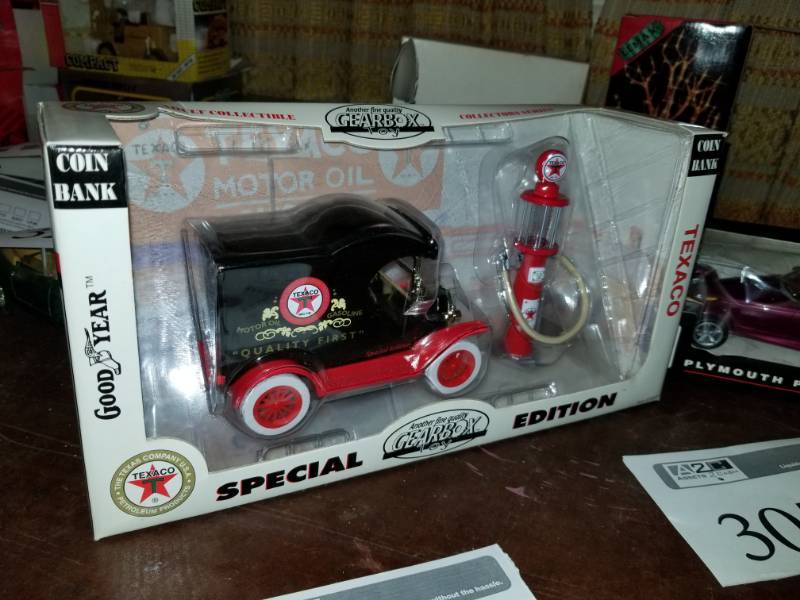 lot 331 image: Texaco Special Edition 124 Scale Die Cast Metal 1912 Ford Model T Delivery Car Locking Bank