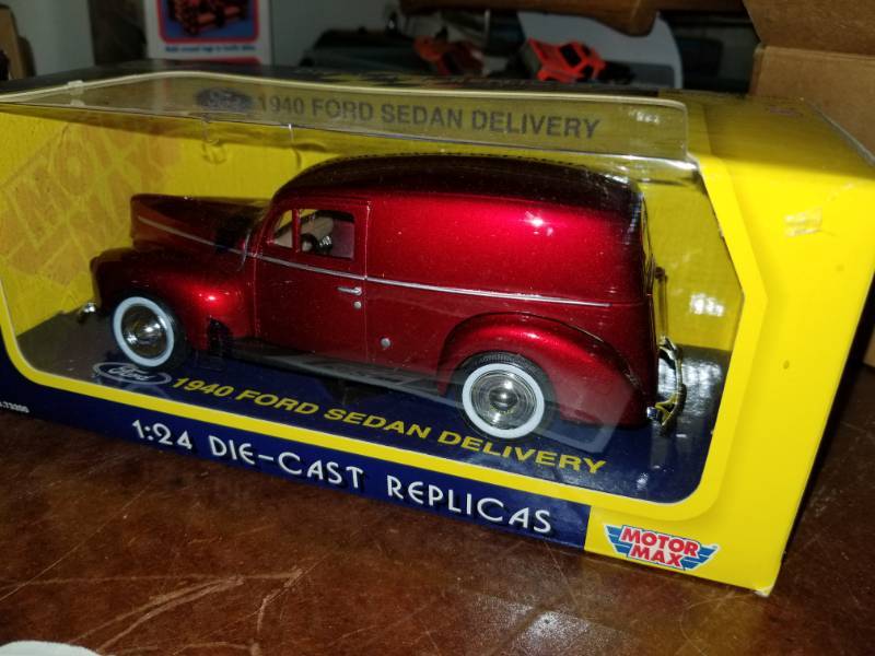lot 307 image: Motor Max 124 Scale Die Cast Metal 1940 Ford Sedan Delivery