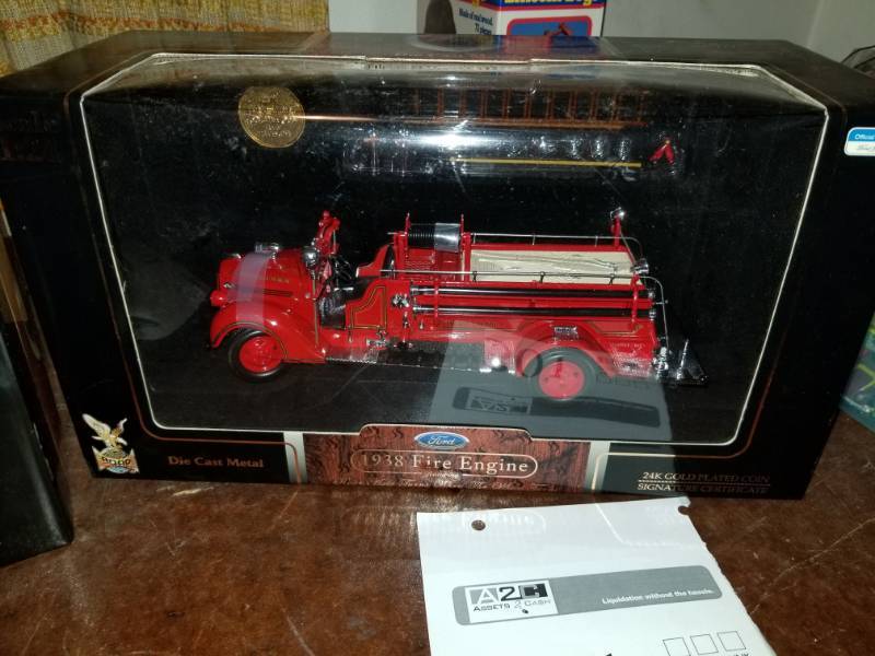 lot 301 image: Road Signatures Signature Series 124 Scale Die Cast Metal Ford 1938 Fire Engine with 24K Gold Plated Coin