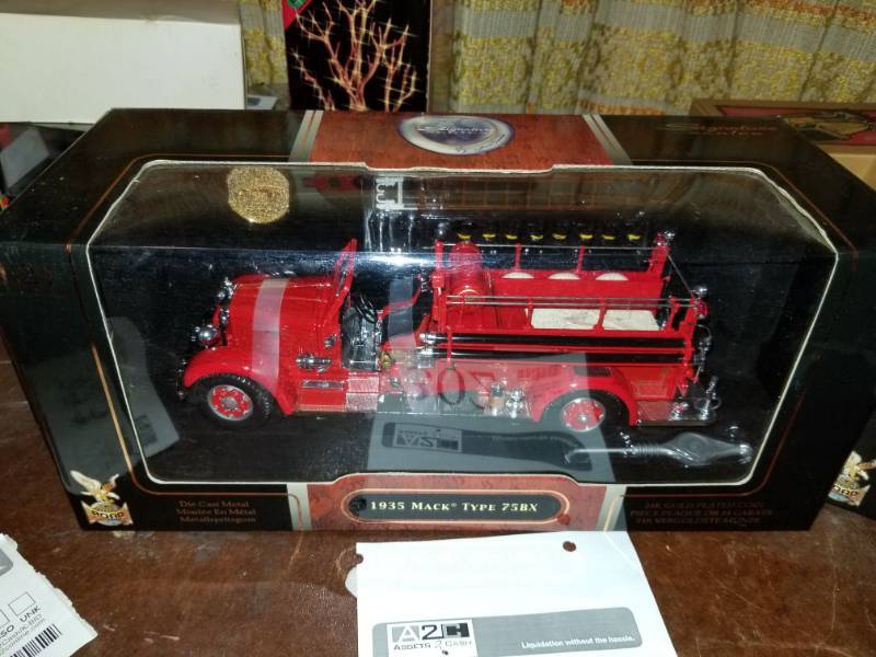 lot 302 image: Road Signatures Signature Series 124 Scale Die Cast Metal 1935 Mack Type 75BX Fire Engine