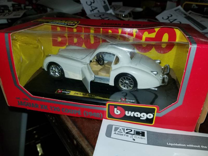 lot 322 image: Bburago 124 Scale Die Cast Metal 1948 Jaguar XK 120 Coupe