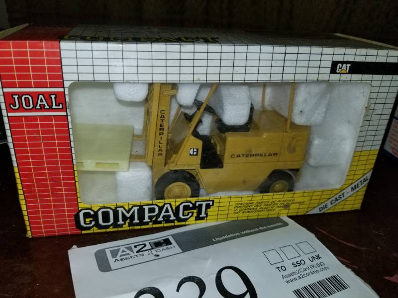 lot 339 image: Joal 125 Scale Die Cast Metal CAT Fork Lift