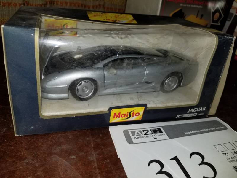 lot 313 image: Maisto 124 Scale Die Cast Metal 1992 Jaguar XJ220