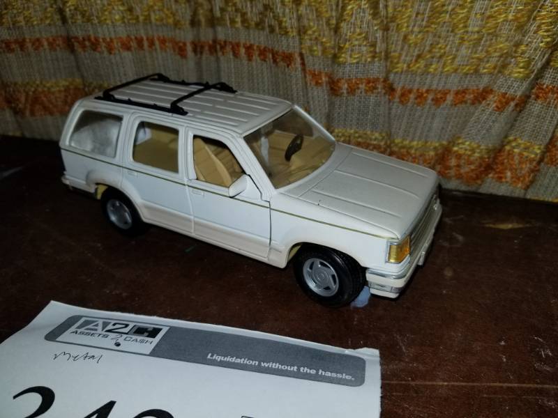lot 343 image: Maisto 124 Scale Die Cast Metal Ford Explorer