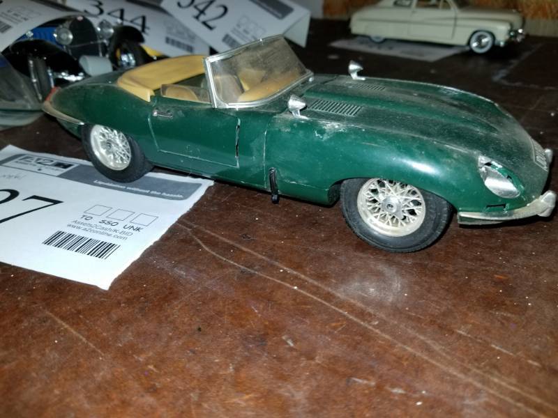 lot 327 image: Bburago 124 Scale Die Cast Metal 1961 Jaguar E Type