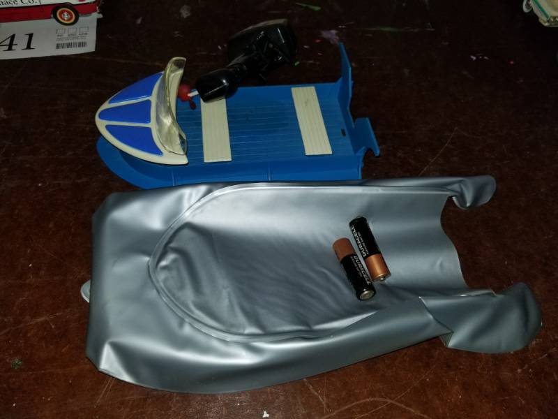 lot 353 image: Playwell Battery Operated Inflatable Boat with Outboard Motor