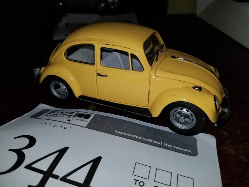 lot 344 image: Franklin Mint 124 Scale Die Cast Metal 1967 Volkswagon Beetle