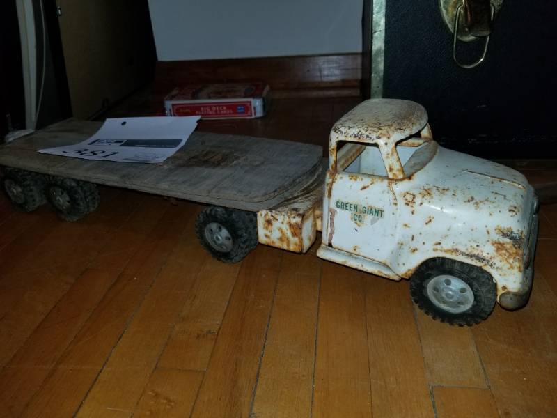 lot 381 image: Metal Scale Tonka Green Giant Tractor Trailer