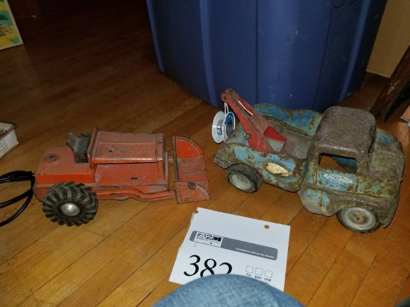 lot 382 image: Metal Scale Tractor and Tonka Wrecker