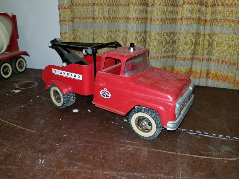 lot 378 image: Metal Scale Standard Tow Truck