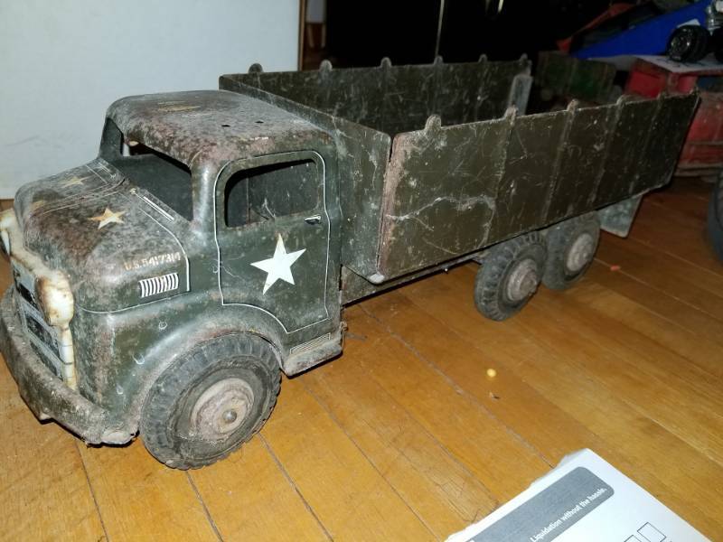 lot 376 image: Metal Scale US Army Stake Truck