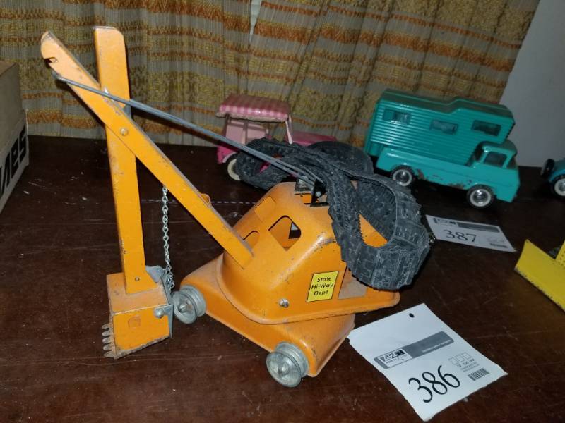 lot 386 image: Scale Construction Shovel