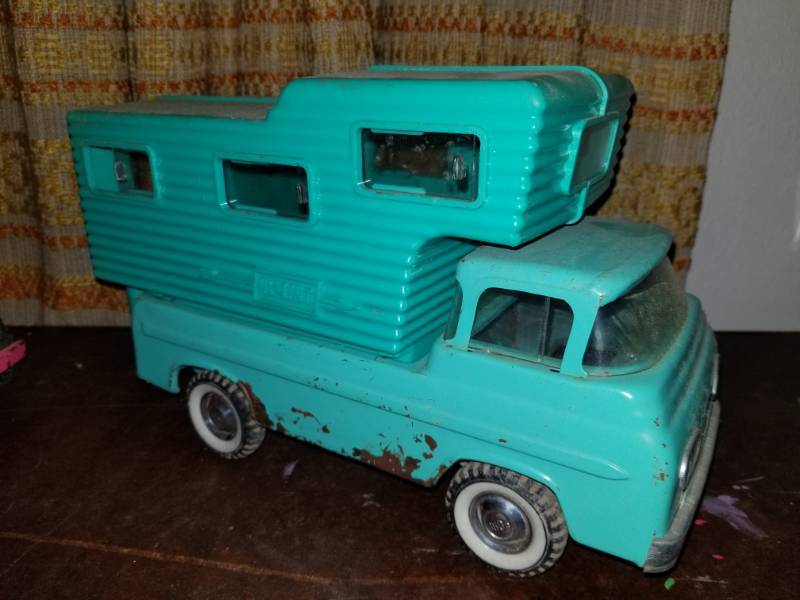lot 387 image: Metal Scale Camper Truck
