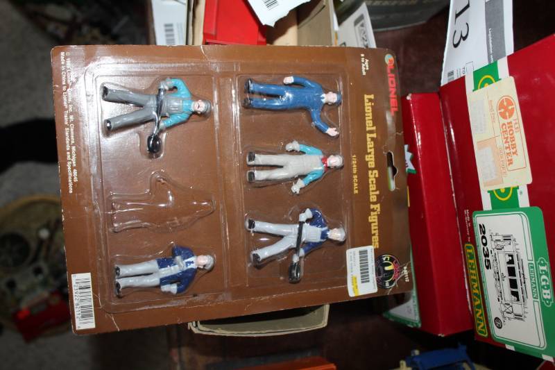 lot 521 image: Lionel 124 Scale Large Scale Figurines
