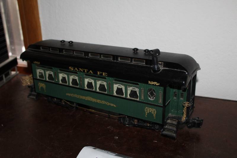 lot 481 image: Scale Train Sante Fe Passenger Car
