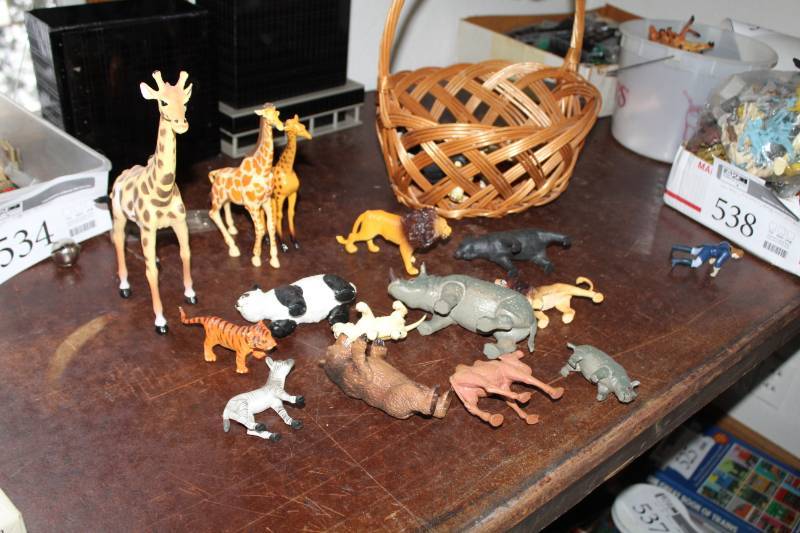 lot 536 image: Scale Model Safari Animals