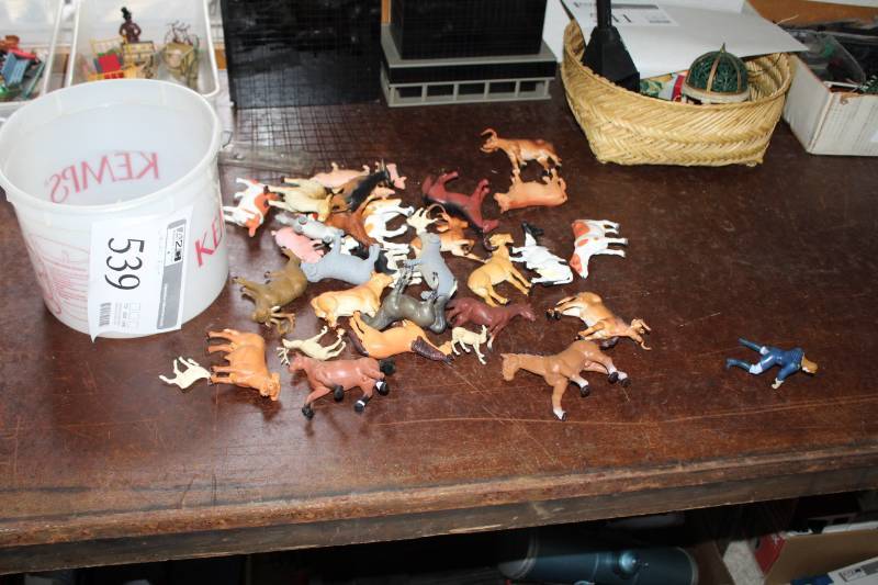 lot 539 image: Scale Model Wildlife Figurines