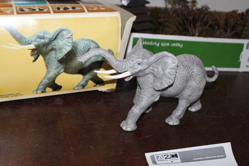 lot 544 image: Preiser Elastolin Hand-Painted 125 Scale Model African Elephant