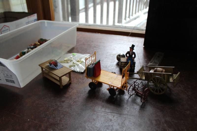 lot 534 image: G-Scale Model Villager Figurines