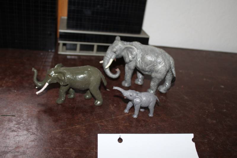 lot 545 image: Scale Model Elephants
