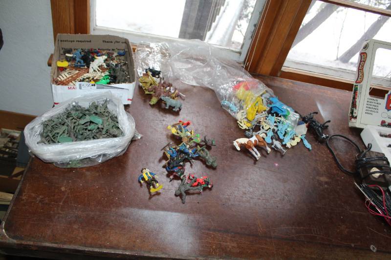 lot 538 image: Scale Model Plastic Figurines - Cowboys, Dinosaurs, Army Men, And More