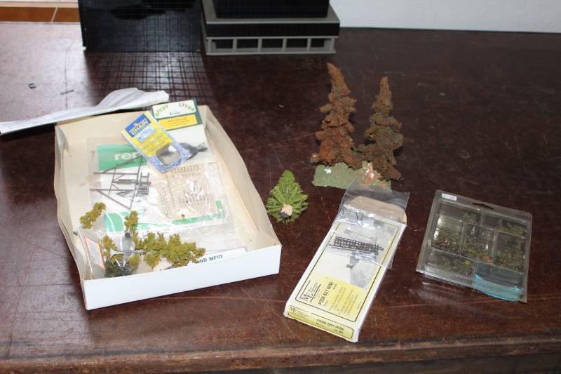 lot 547 image: N-Scale Model Trees, Plants, Accessories