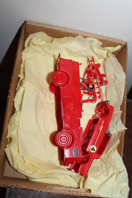 lot 402 image: Plastic Model
