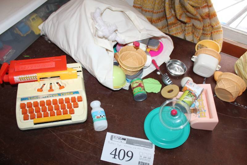 lot 409 image: Childrens Toys - Kitchenware, Misc. Plastic