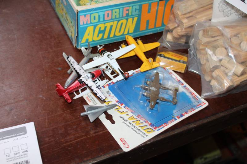 lot 422 image: Collectible Scale Model Airplanes - DHL, American, Others