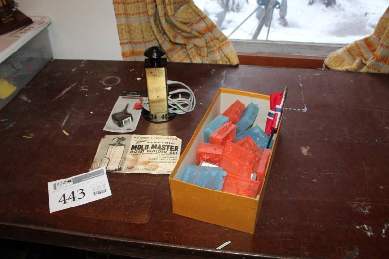 lot 443 image: Kenner Electric Mold Master Road Builder Set