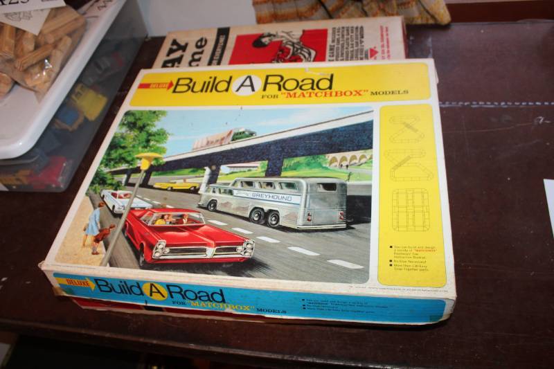 lot 427 image: Matchbox Deluxe Build A Road Set