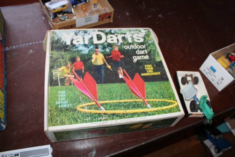lot 425 image: Yard Darts