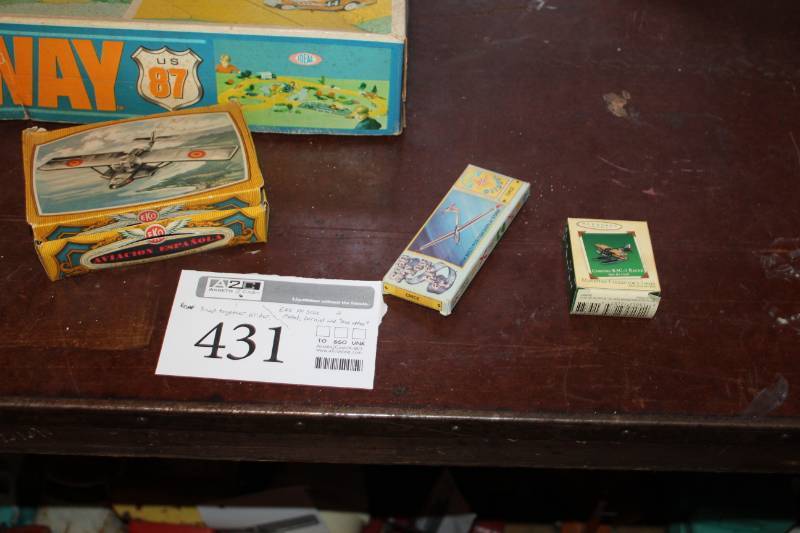 lot 431 image: Scale Model Snap Together Glider Airplanes