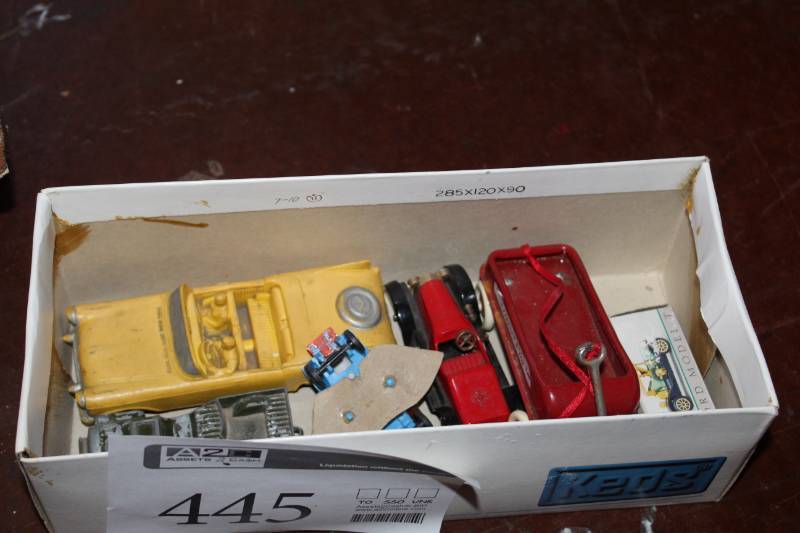 lot 445 image: Cars and Wagon Scale Figurines