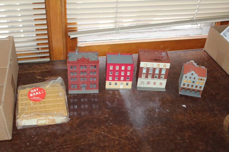 lot 558 image: N-Scale Model Buildings