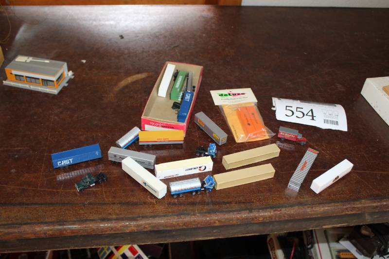 lot 554 image: N-Scale Model Tractor Trailer Rolling Stock