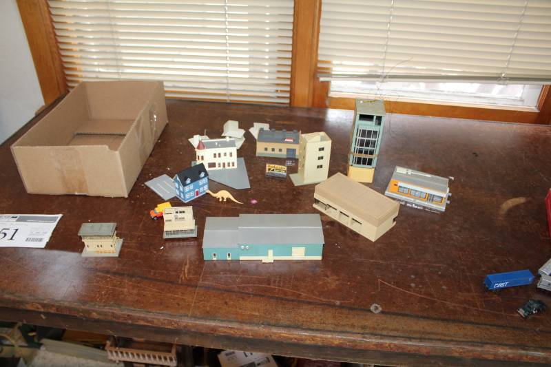 lot 551 image: N-Scale Model Train Buildings