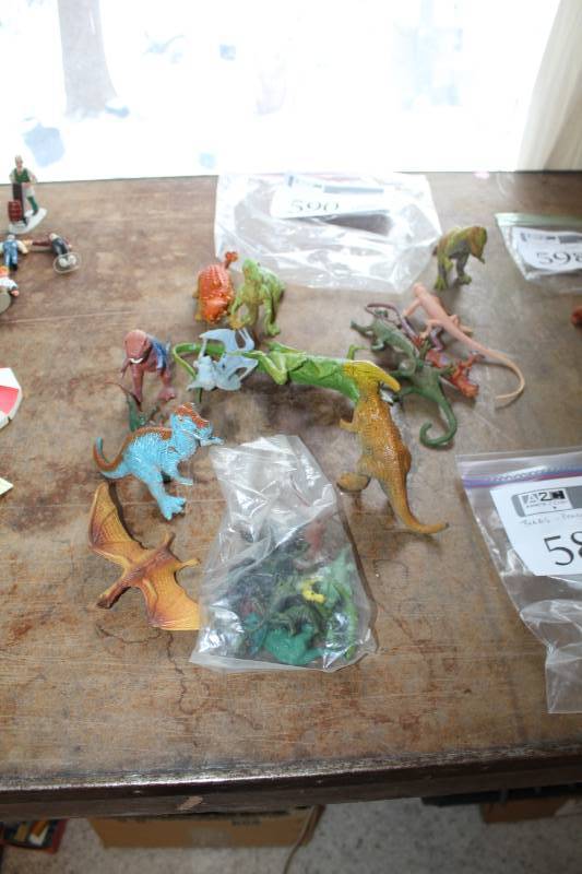 lot 590 image: Scale Model Dinosaurs